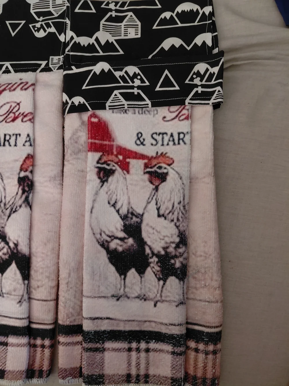 ​Handmade Farmhouse Rooster & Cabin Hanging Kitchen Towel Set (2-Piece)